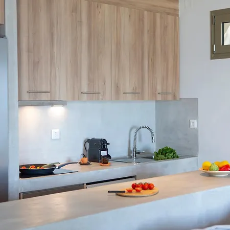 Ionian White فيلة *