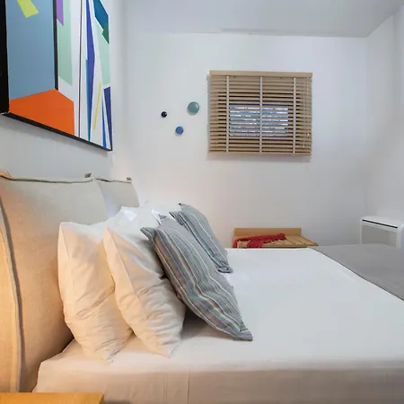 Ionian White فيلة